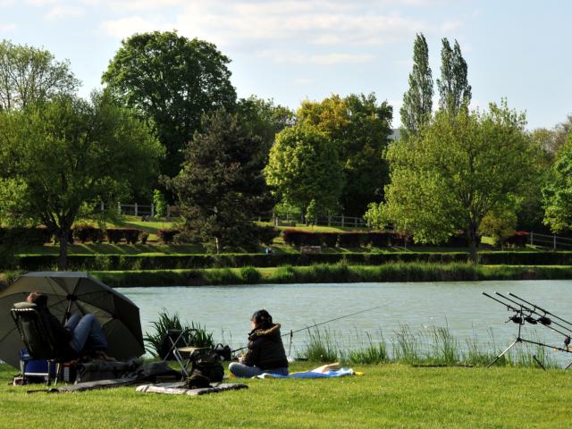 Plan d'eau et pêcheurs - Mamers